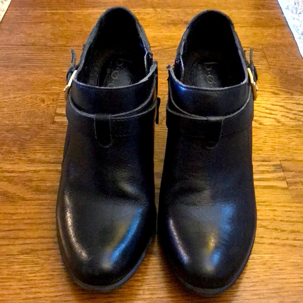 Børn women’s 7 black leather heeled booties